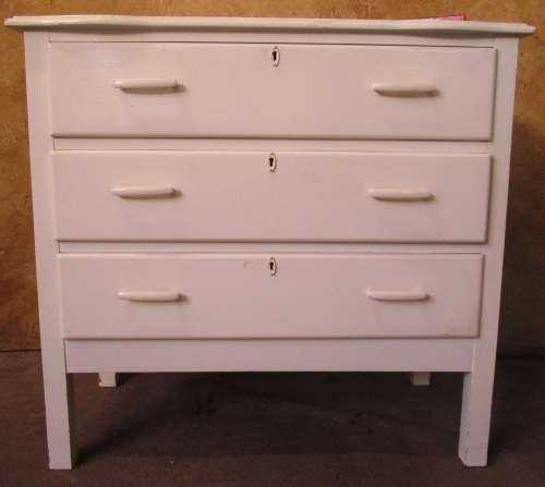 A FANTASTIC WHITE VINTAGE CHEST OF DRAWERS WITH THREE LARGE DRAWERS