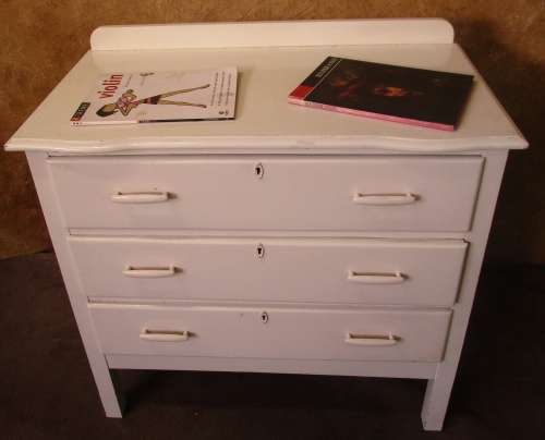 A FANTASTIC WHITE VINTAGE CHEST OF DRAWERS WITH THREE LARGE DRAWERS