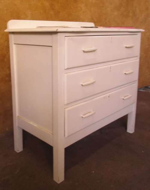 A FANTASTIC WHITE VINTAGE CHEST OF DRAWERS WITH THREE LARGE DRAWERS
