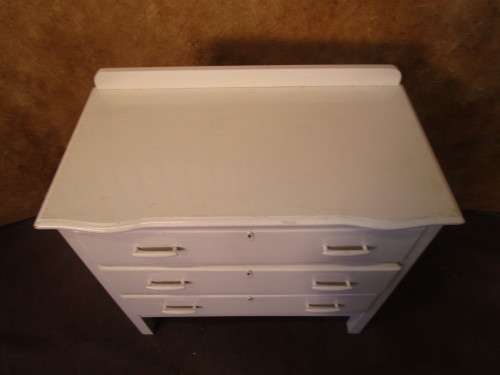 A FANTASTIC WHITE VINTAGE CHEST OF DRAWERS WITH THREE LARGE DRAWERS