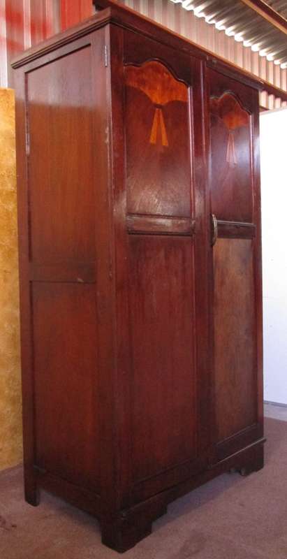 A TWO DOOR VINTAGE WARDROBE WITH HANGING SPACE AND DRAWERS