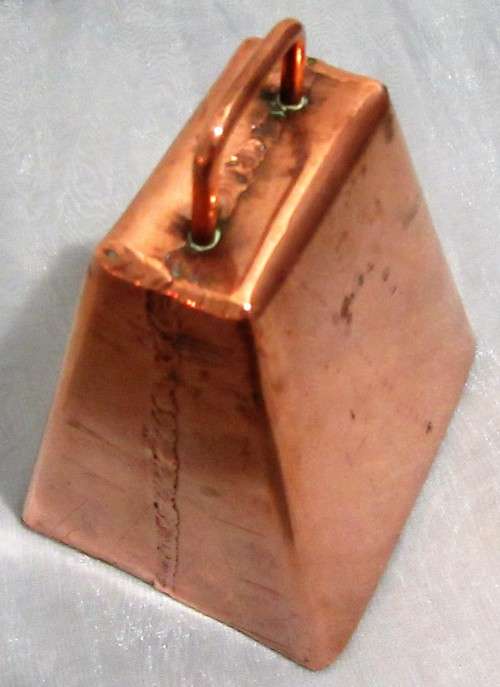 A STUNNING FIND A ANTIQUE COPPER COW BELL WITH THE RINGER