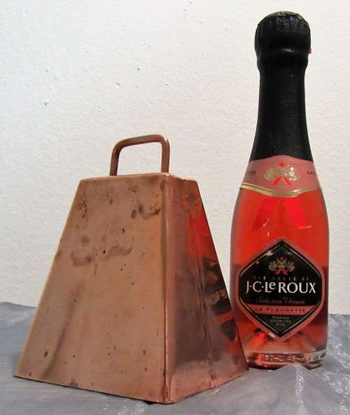 A STUNNING FIND A ANTIQUE COPPER COW BELL WITH THE RINGER