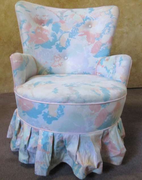 A MARVELOUS VINTAGE BUDOIR CHAIR FOR THAT SPECIAL CORNER FOR A STATEMENT PIECE