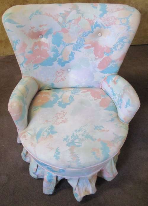 A MARVELOUS VINTAGE BUDOIR CHAIR FOR THAT SPECIAL CORNER FOR A STATEMENT PIECE