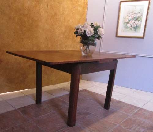 AN EXQUISITE ANTIQUE EXTENDABLE TABLE - 4 TO SIX SEATER - PERFECT FOR A SMALLER DINING ROOM
