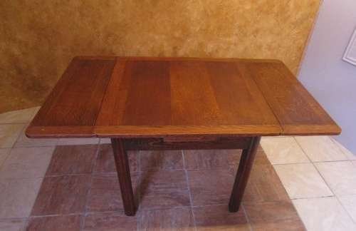 AN EXQUISITE ANTIQUE EXTENDABLE TABLE - 4 TO SIX SEATER - PERFECT FOR A SMALLER DINING ROOM