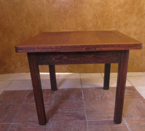 AN EXQUISITE ANTIQUE EXTENDABLE TABLE - 4 TO SIX SEATER - PERFECT FOR A SMALLER DINING ROOM