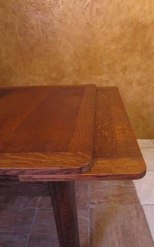 AN EXQUISITE ANTIQUE EXTENDABLE TABLE - 4 TO SIX SEATER - PERFECT FOR A SMALLER DINING ROOM