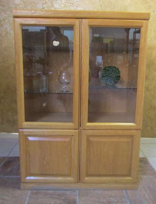 A MARVELOUS DOUBLE DOOR OAK GLASS & MIRROR CABINET TO DISPLAY YOUR COLLECTION OR LIQOUR CABINET