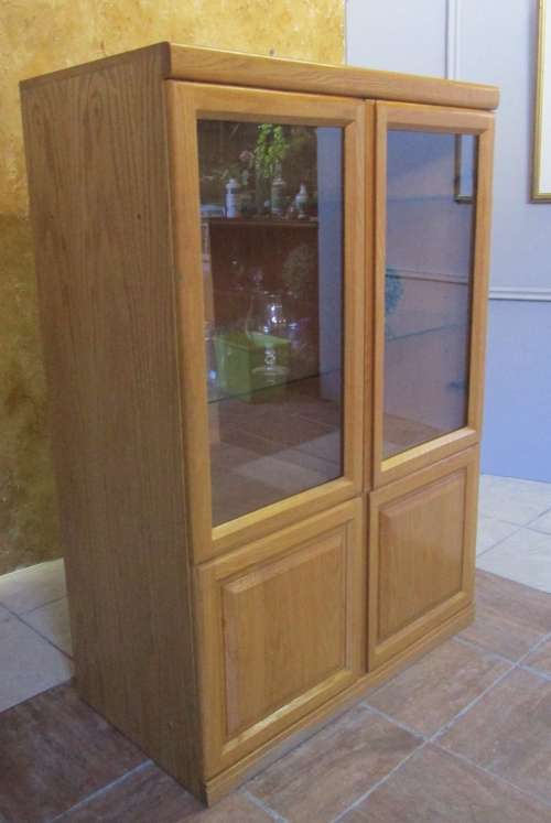 A MARVELOUS DOUBLE DOOR OAK GLASS & MIRROR CABINET TO DISPLAY YOUR COLLECTION OR LIQOUR CABINET