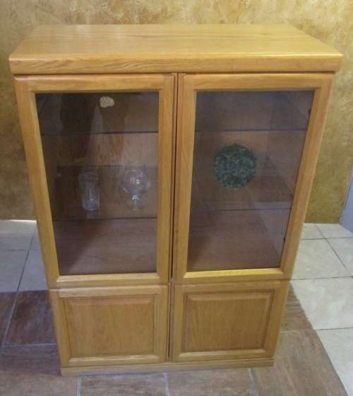 A MARVELOUS DOUBLE DOOR OAK GLASS & MIRROR CABINET TO DISPLAY YOUR COLLECTION OR LIQOUR CABINET