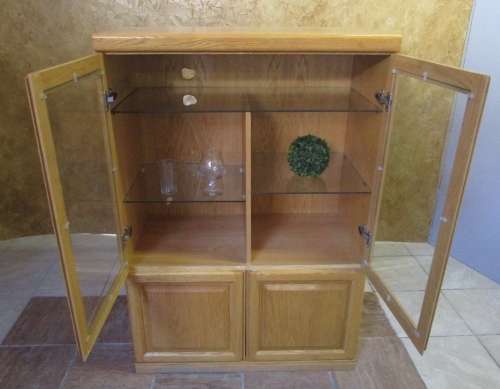 A MARVELOUS DOUBLE DOOR OAK GLASS & MIRROR CABINET TO DISPLAY YOUR COLLECTION OR LIQOUR CABINET