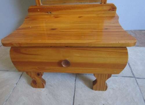 A FANTASTIC SOLLID WOOD CHEVAL MIRROR STYLE DRESSING TABLE WITH A DRAWER