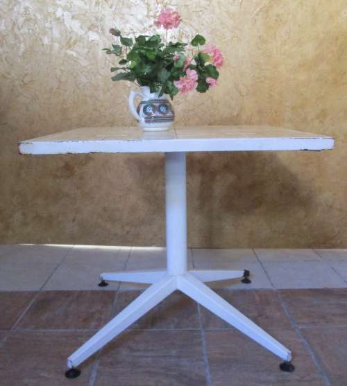 A LOVELY VINTAGE GARDEN & PATIO TABLE WITH A TILED TOP AND STERDY METAL FRAME