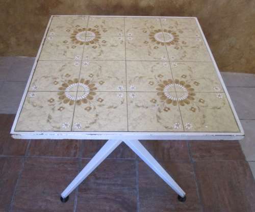 A LOVELY VINTAGE GARDEN & PATIO TABLE WITH A TILED TOP AND STERDY METAL FRAME