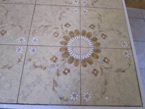 A LOVELY VINTAGE GARDEN & PATIO TABLE WITH A TILED TOP AND STERDY METAL FRAME