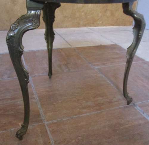 A GORGEOUS AND STYLYS ORNATE BRASS LEG TABLE WITH A STUNNING ONEX TOP
