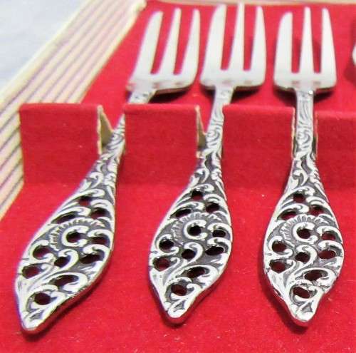 A EXQUISITE COLLECTION OF ROYAL DUTCH  SILVERWARE - LINE MADE IN VOORSCHOTEN HOLLAND