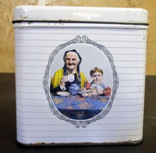 A MARVELOUS VINTAGE MAZAWATTEE TEA TIN - VERY COLLECTABLE ITEM IN GOOD CONDITION