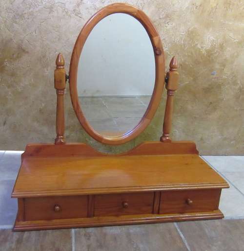 A CUTE THREE DRAWER SOLID WOOD SWIFEL MIROR TABLE TOP UNIT IN EXCELLENT CONDITION