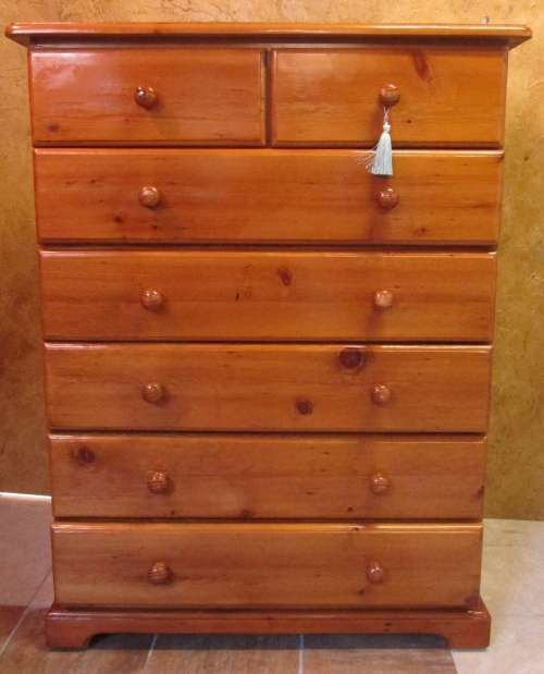 WOW A 1.5M TALL SOLID WOOD CHEST OF DRAWERS WITH SEVEN LARGE DRAWER - IN EXCELLENT CONDITION