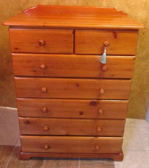 WOW A 1.5M TALL SOLID WOOD CHEST OF DRAWERS WITH SEVEN LARGE DRAWER - IN EXCELLENT CONDITION