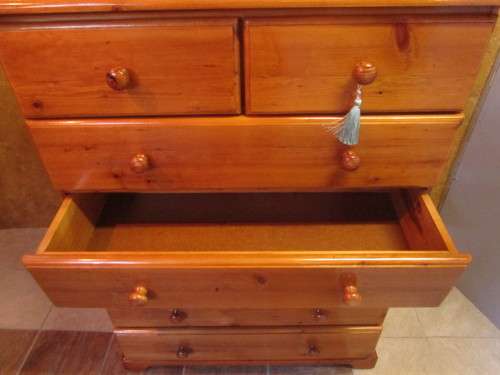 WOW A 1.5M TALL SOLID WOOD CHEST OF DRAWERS WITH SEVEN LARGE DRAWER - IN EXCELLENT CONDITION