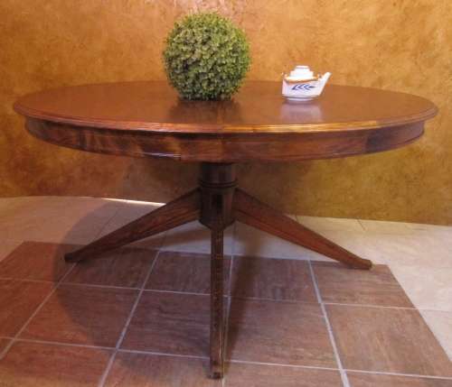 A VERY LARGE OVAL TO ROUND EXTENDABLE TABLE WITH BEAUTIFUL LEGS