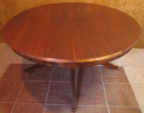 A VERY LARGE OVAL TO ROUND EXTENDABLE TABLE WITH BEAUTIFUL LEGS