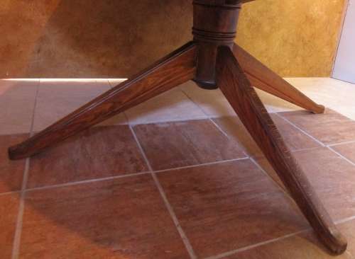 A VERY LARGE OVAL TO ROUND EXTENDABLE TABLE WITH BEAUTIFUL LEGS