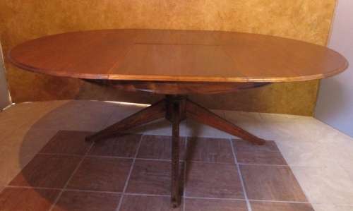 A VERY LARGE OVAL TO ROUND EXTENDABLE TABLE WITH BEAUTIFUL LEGS