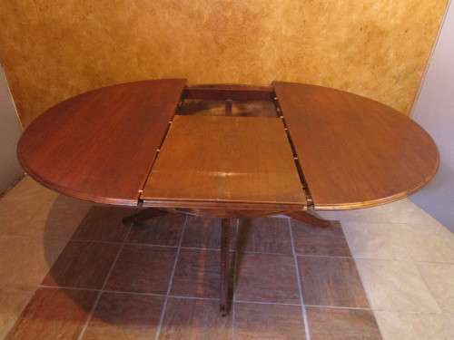 A VERY LARGE OVAL TO ROUND EXTENDABLE TABLE WITH BEAUTIFUL LEGS
