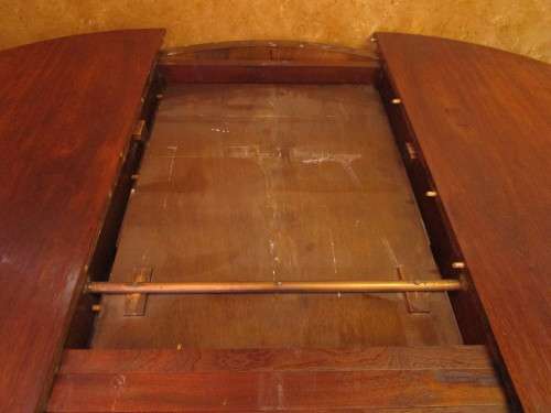 A VERY LARGE OVAL TO ROUND EXTENDABLE TABLE WITH BEAUTIFUL LEGS