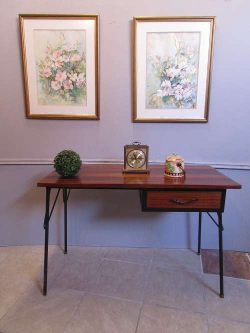 A STUNNING VINTAGE DESK WITH ONE DRAWER - BEAUTIFUL RETRO PIECE
