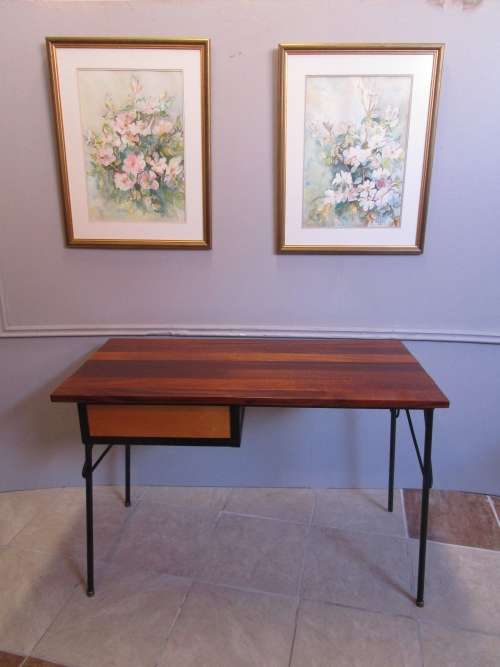A STUNNING VINTAGE DESK WITH ONE DRAWER - BEAUTIFUL RETRO PIECE