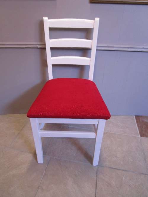 A STUNNING TRENDY CRISP WHITE SINGLE CHAIR WITH BEAUTIFUL NEW UPHOLSTERY