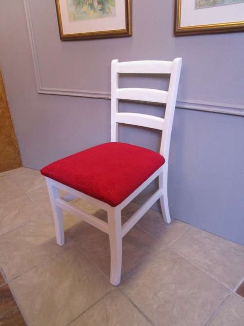 A STUNNING TRENDY CRISP WHITE SINGLE CHAIR WITH BEAUTIFUL NEW UPHOLSTERY