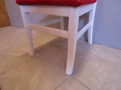 A STUNNING TRENDY CRISP WHITE SINGLE CHAIR WITH BEAUTIFUL NEW UPHOLSTERY