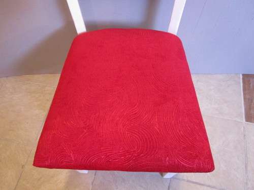 A STUNNING TRENDY CRISP WHITE SINGLE CHAIR WITH BEAUTIFUL NEW UPHOLSTERY