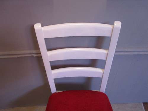A STUNNING TRENDY CRISP WHITE SINGLE CHAIR WITH BEAUTIFUL NEW UPHOLSTERY