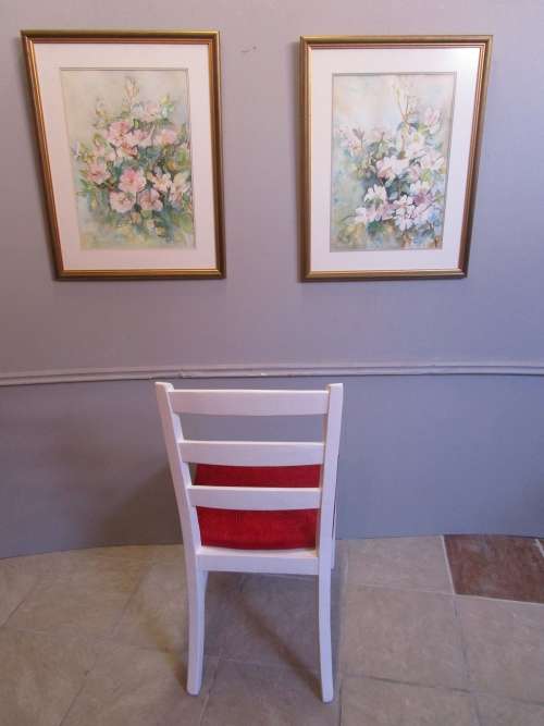 A STUNNING TRENDY CRISP WHITE SINGLE CHAIR WITH BEAUTIFUL NEW UPHOLSTERY