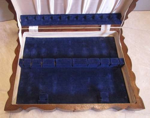 A BEAUTIFUL VINTAGE/ANTIQUE WOODEN CUTLERY BOX IN GOOD CONDITION