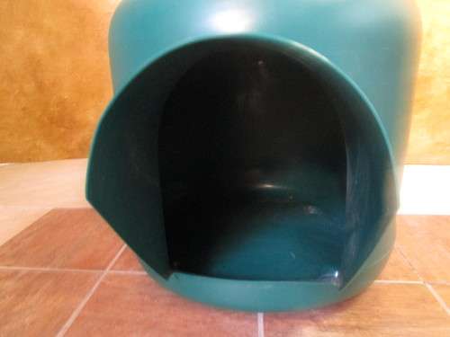 ROUND IGLOO KENNEL MEDIUM HEIGHT  65CM X 62CM DIAMETER