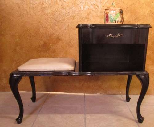 A GORGEOUS ANTIQUE QUEEN ANN TELEPHONE TABLE WITH A DRAWER