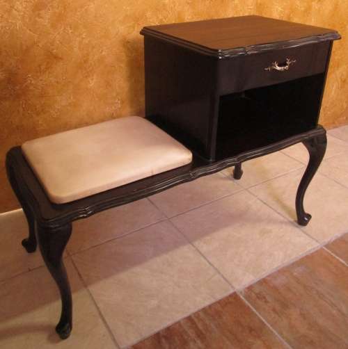 A GORGEOUS ANTIQUE QUEEN ANN TELEPHONE TABLE WITH A DRAWER