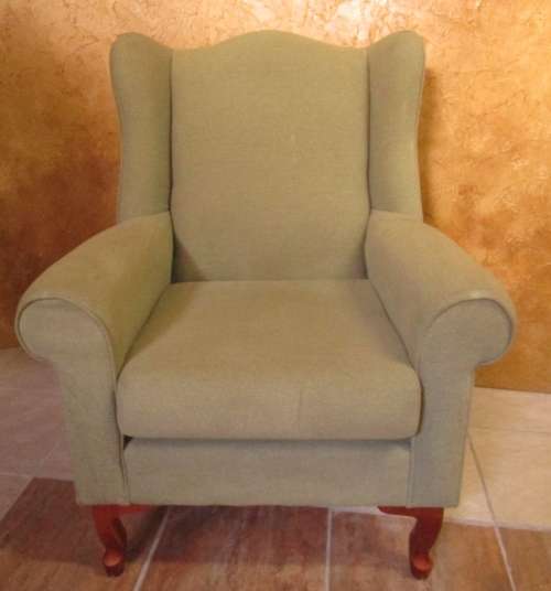 A VERY COMFORTABLE WINGBACK CHAIR WITH QUEEN ANN LEGS IN GOOD CONDITION - 2 AVAILABLE