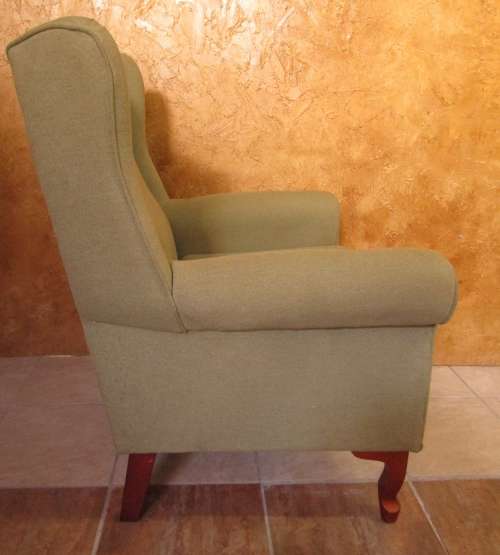 A VERY COMFORTABLE WINGBACK CHAIR WITH QUEEN ANN LEGS IN GOOD CONDITION - 2 AVAILABLE