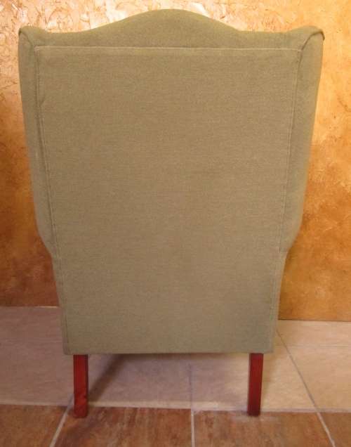 A VERY COMFORTABLE WINGBACK CHAIR WITH QUEEN ANN LEGS IN GOOD CONDITION - 2 AVAILABLE