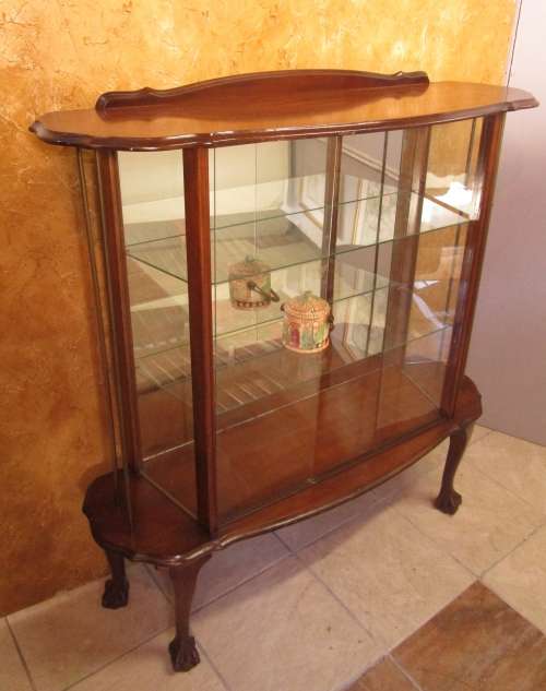 A VERY DIFFERENT IMBUIA BALL & CALW GLASS CABINET WITH A MIRROR AT THE BACK FINISHED OF WITH BRASS
